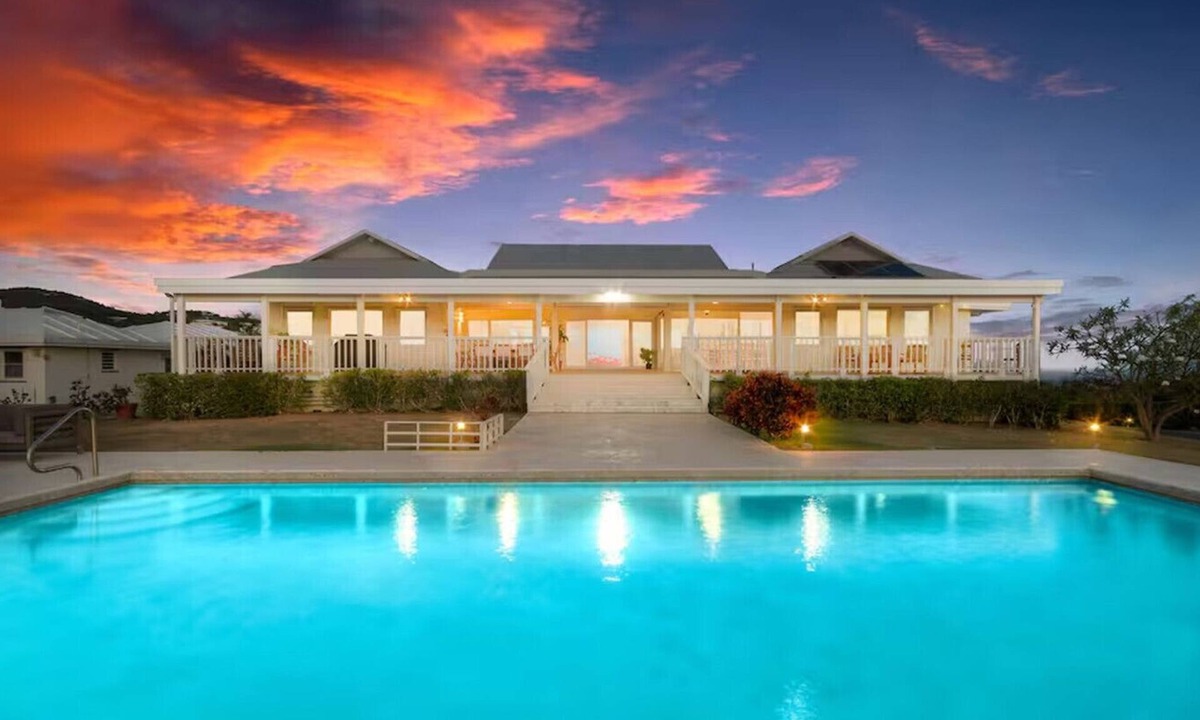 Estate Bakkero Villa | 5BR w/pool, centrally located - 5min to beach!