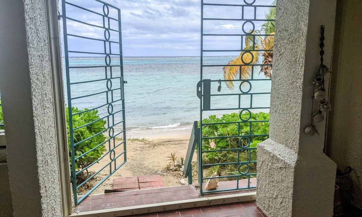 Estate Golden Rock Condo | Walk out to Sugar beach