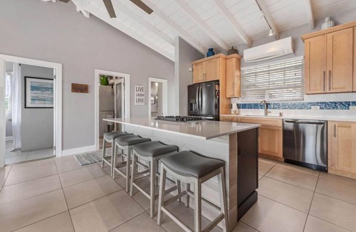 Benner House | 2 Bedroom Retreat with Ocean Views - Solar & Generator Included