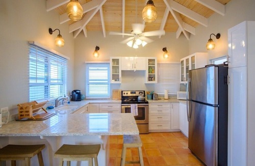 Estate Hull House | 3 Mins to Hull Bay | Dining | Quiet Retreat