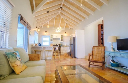 Estate Hull House | 3 Mins to Hull Bay | Dining | Quiet Retreat