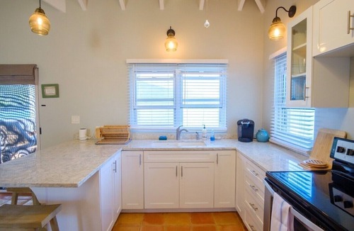 Estate Hull House | 3 Mins to Hull Bay | Dining | Quiet Retreat