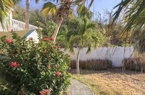Estate Turner Hole Apartment | Apartment In Private Villa With Pool And Short Walk To Beach.