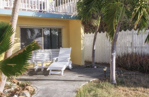 Estate Turner Hole Apartment | Apartment In Private Villa With Pool And Short Walk To Beach.