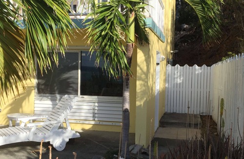 Estate Turner Hole Apartment | Apartment In Private Villa With Pool And Short Walk To Beach.