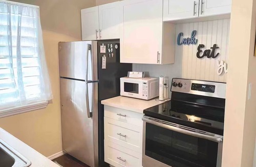 Estate Southgate Condo | Cozy Cabana: Romantic Gem - Close to Beaches, Restaurants, Golf, Tennis & More!