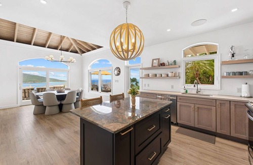 Estate Lovenlund House | Generator! 2 Primary Bedrooms - Magens Bay - Dining
