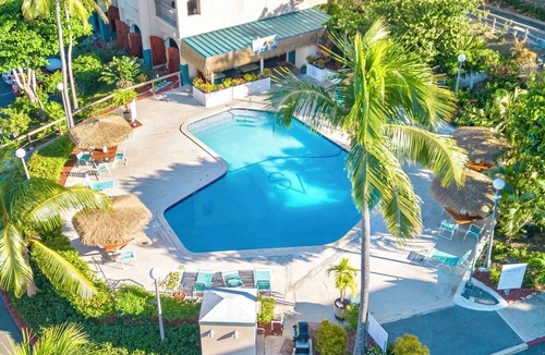 Red Hook Condo | Sapphire Beach Escape -Top Floor- Amazing Views- Walk to Beach/Restaurants- HGTV