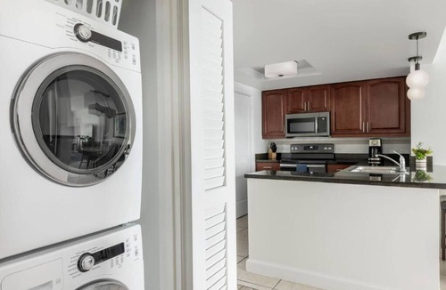 Estate Bakkero Condo | Spacious 3BR Villa | Sleeps 12 | Oceanside Views