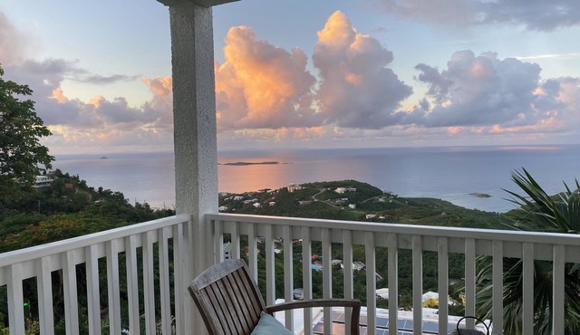 Lovely, Pet-friendly 2BR with Gorgeous Ocean Views & 3 Beaches Nearby in St Thomas