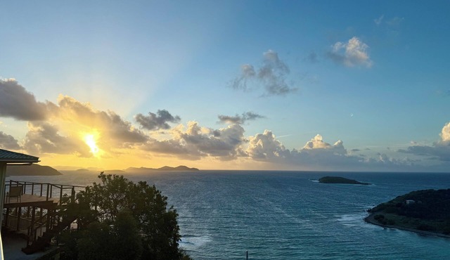 Oct. and Nov. dates available! 5 min from Salt Pond! Book Thanksgiving! in St. John