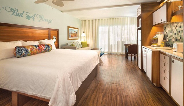 Relaxing Studio w/Pool & Balcony in East End