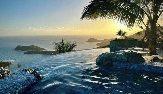 Sol Inclination~ 4b/4.5b HUGE views, updated in and out, backup power! in St.John