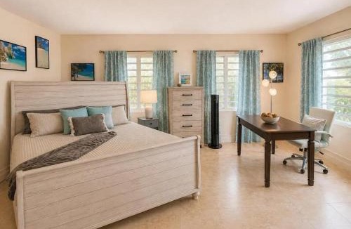 Estate Kings Quarter Apartment | Two-story villa with an ocean view from the pool