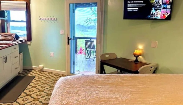 Magical Coral Bay Suite with Stunning Ocean Views A/C close to Beaches, shops in Coral Bay